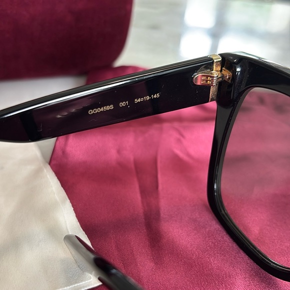 Preloved Gucci Women’s Sunglasses GG0459SA w/ Gucci box; clothe & pouch - Picture 6 of 10